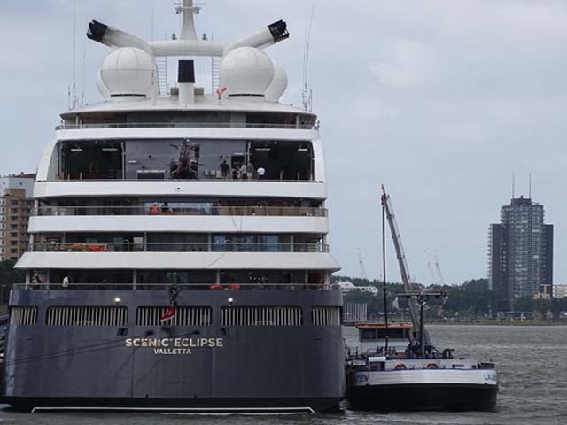 Cruiseschip ms Scenic Eclipse van Scenic Cruises aan de Cruise Terminal Rotterdam